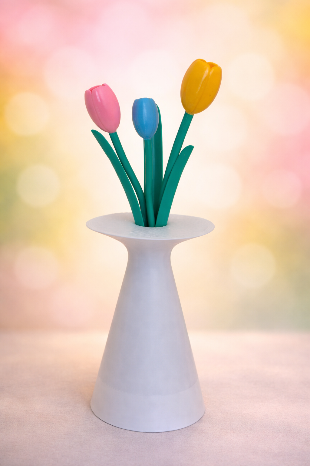 Vaso con tulipani colorati design moderno sfondo sfumato