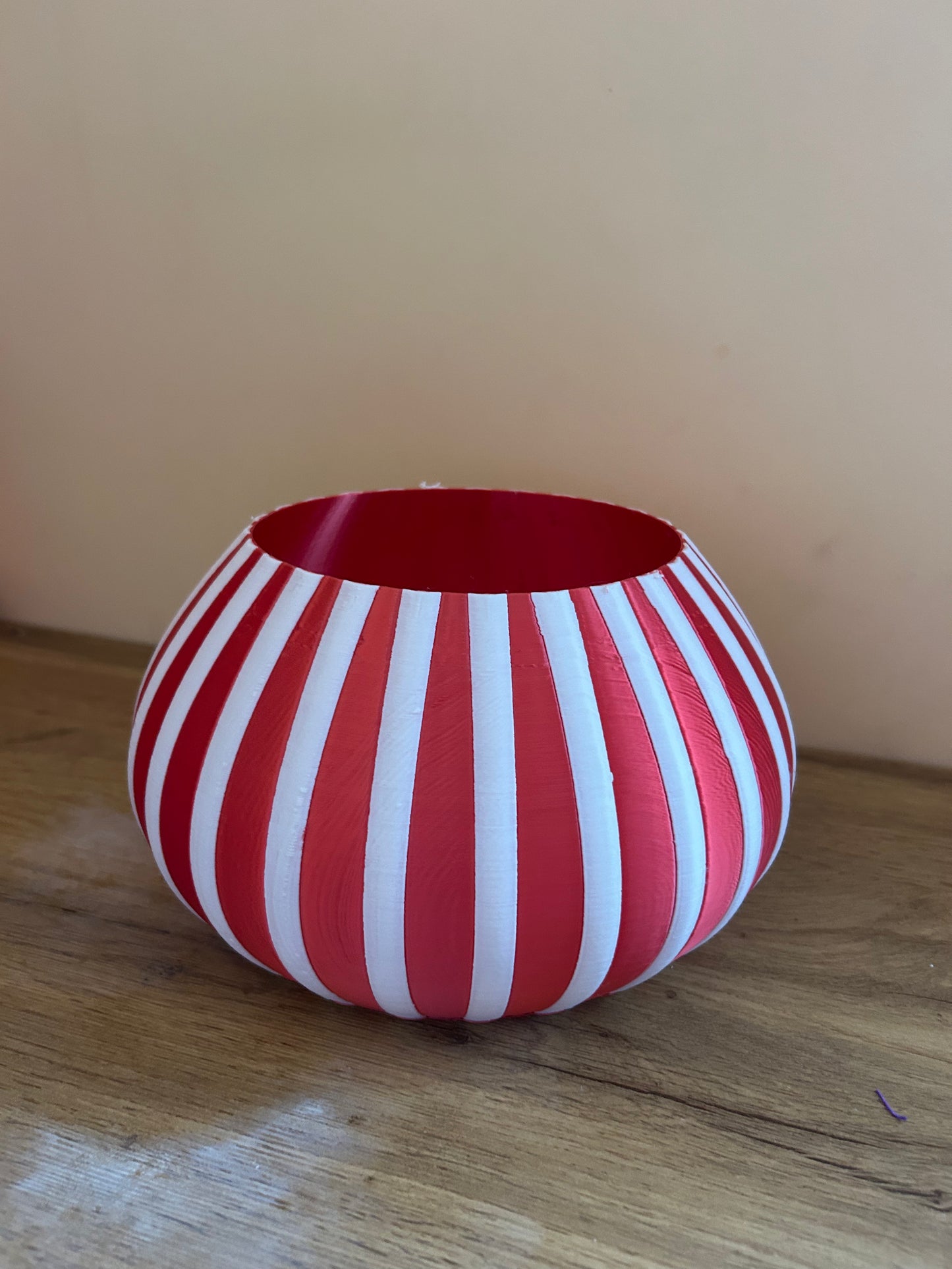 Vaso 3D con design ondulato e contemporaneo in PLA