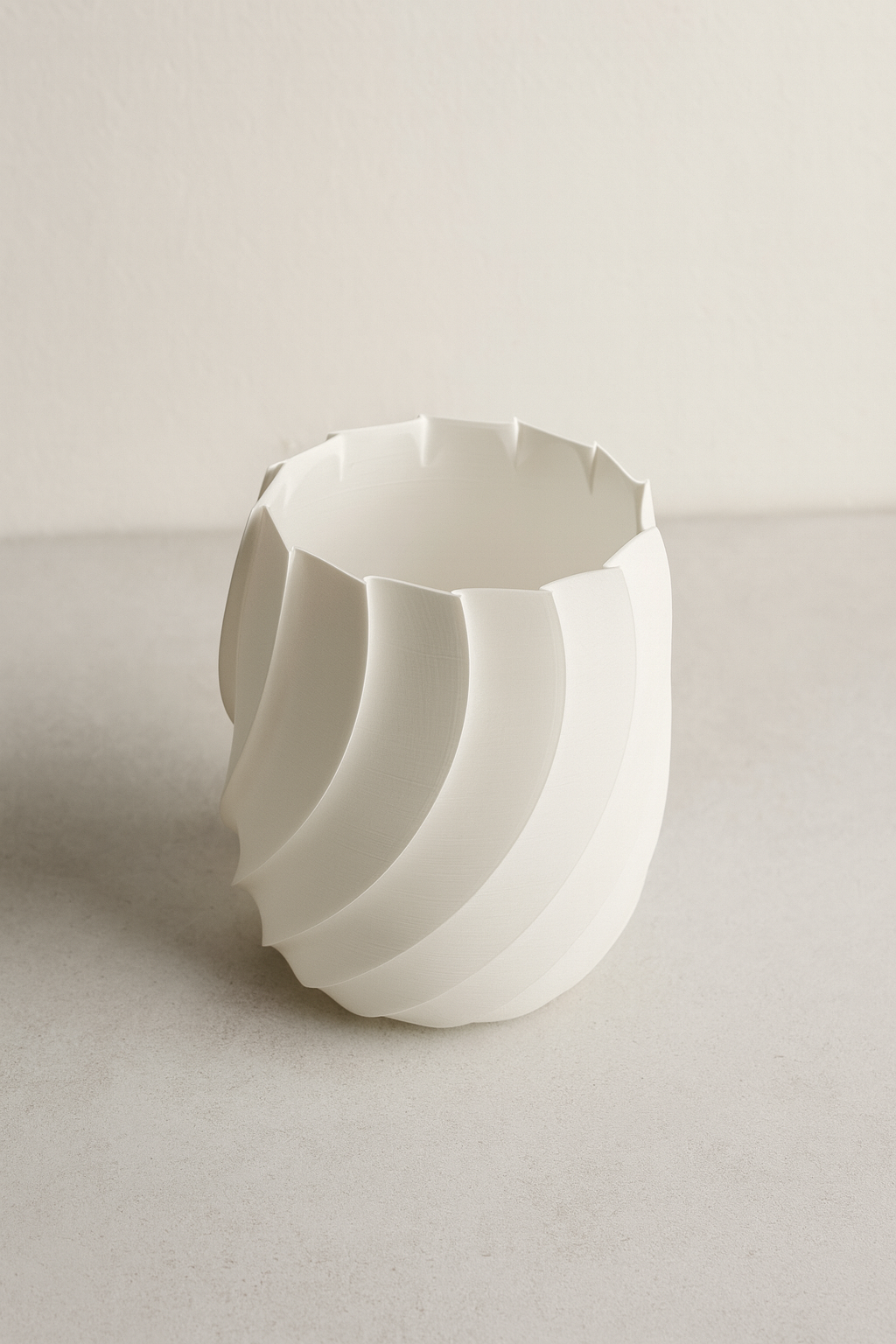 Vaso a spirale bianco stampato in 3D, ideale per arredamento moderno